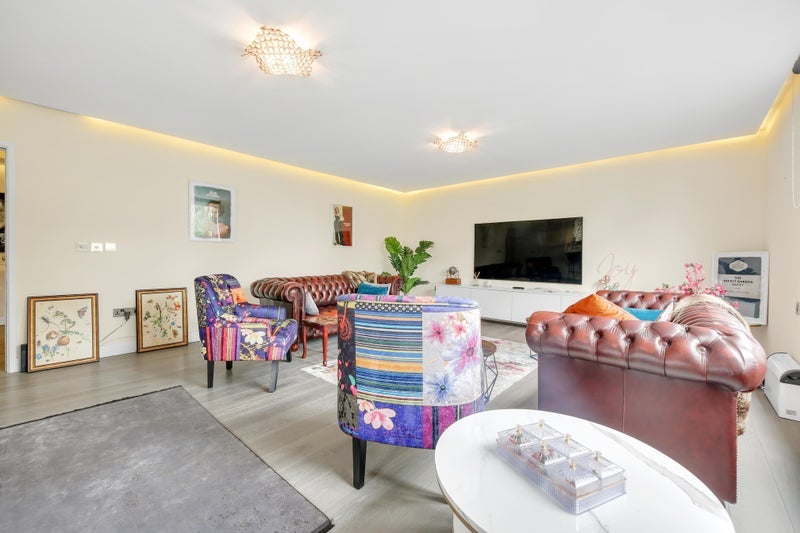 Room Farley Court in Greater London