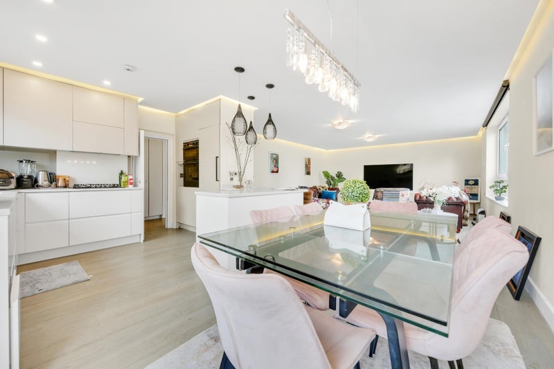 Room Farley Court in Greater London