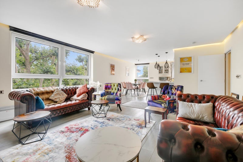 Room Farley Court in Greater London