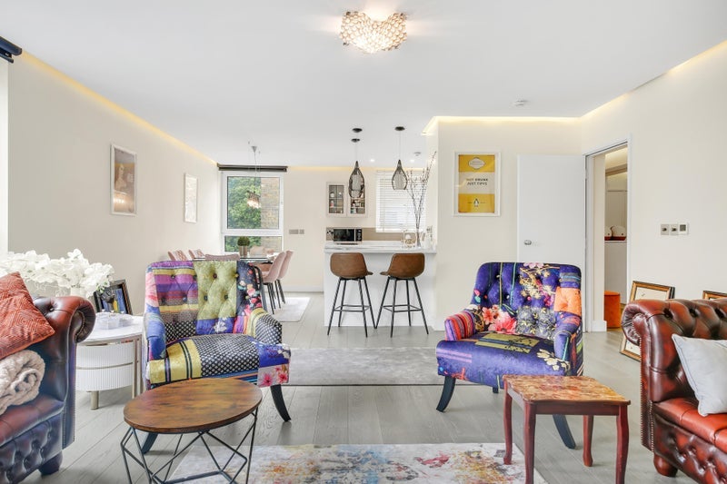 Room Farley Court in Greater London