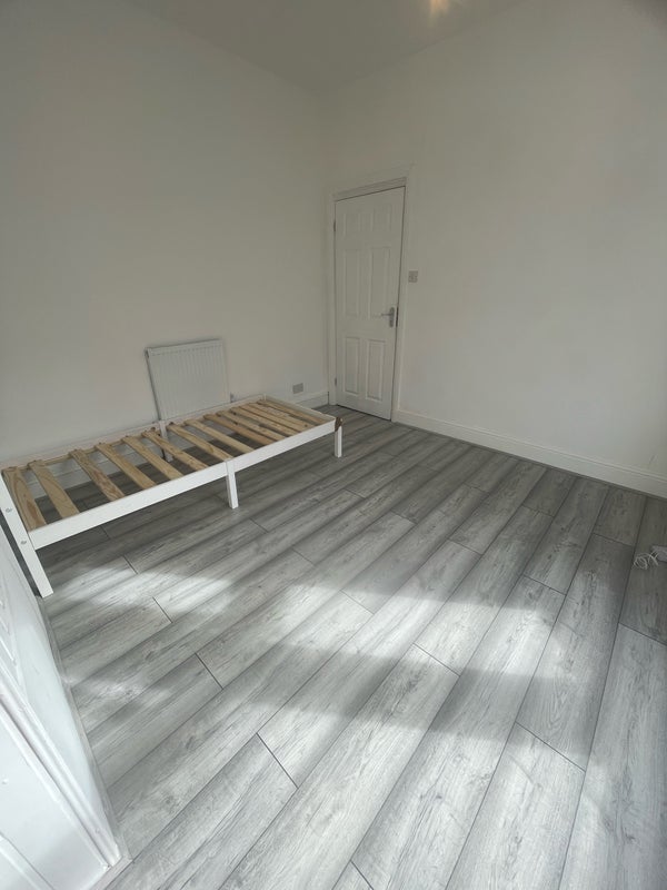 Room Gunning Street in Greater London