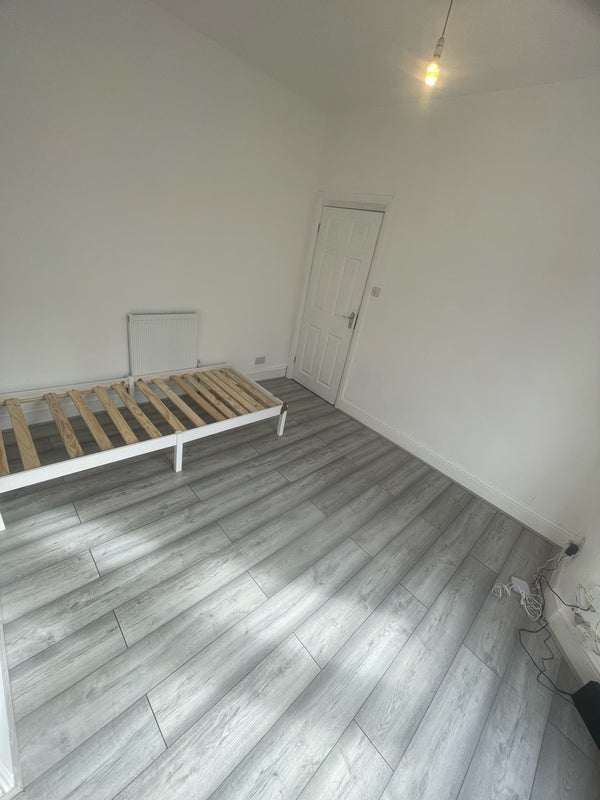 Room Gunning Street in Greater London