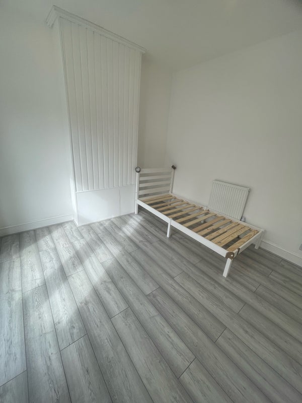 Room Gunning Street in Greater London