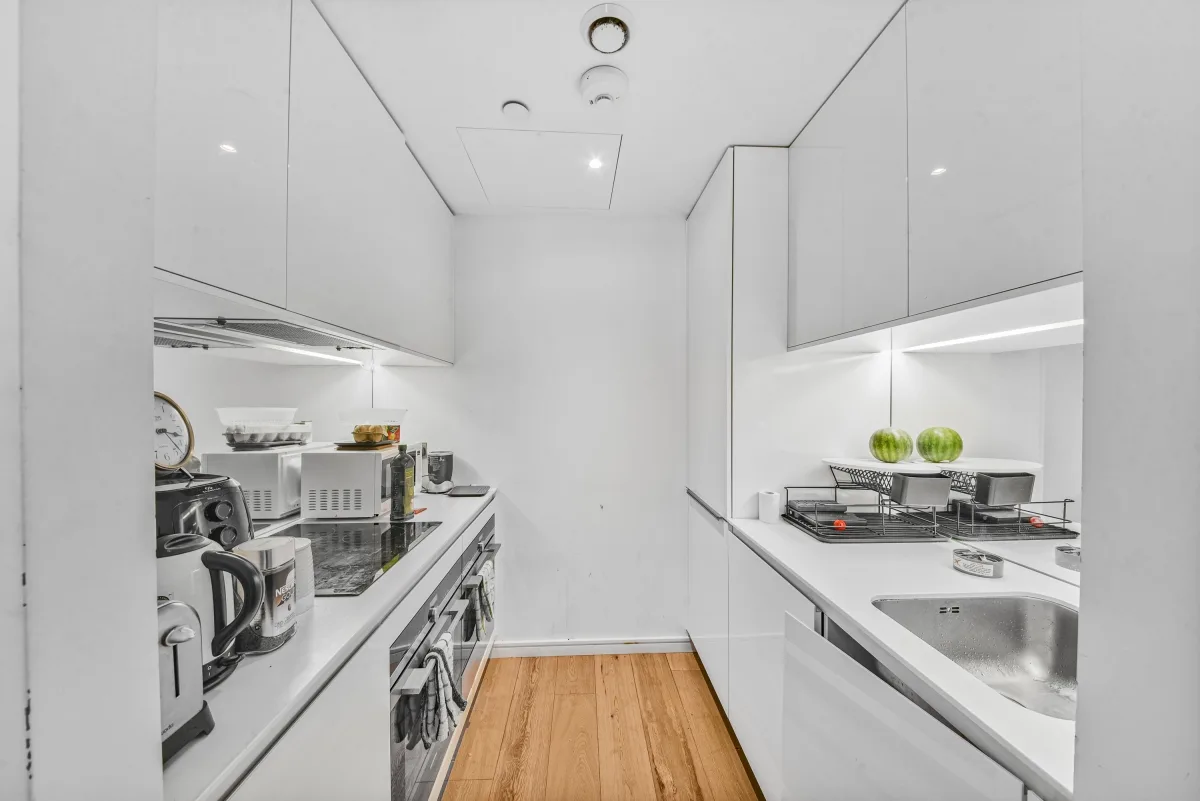 Flat Eastfields Avenue in Greater London