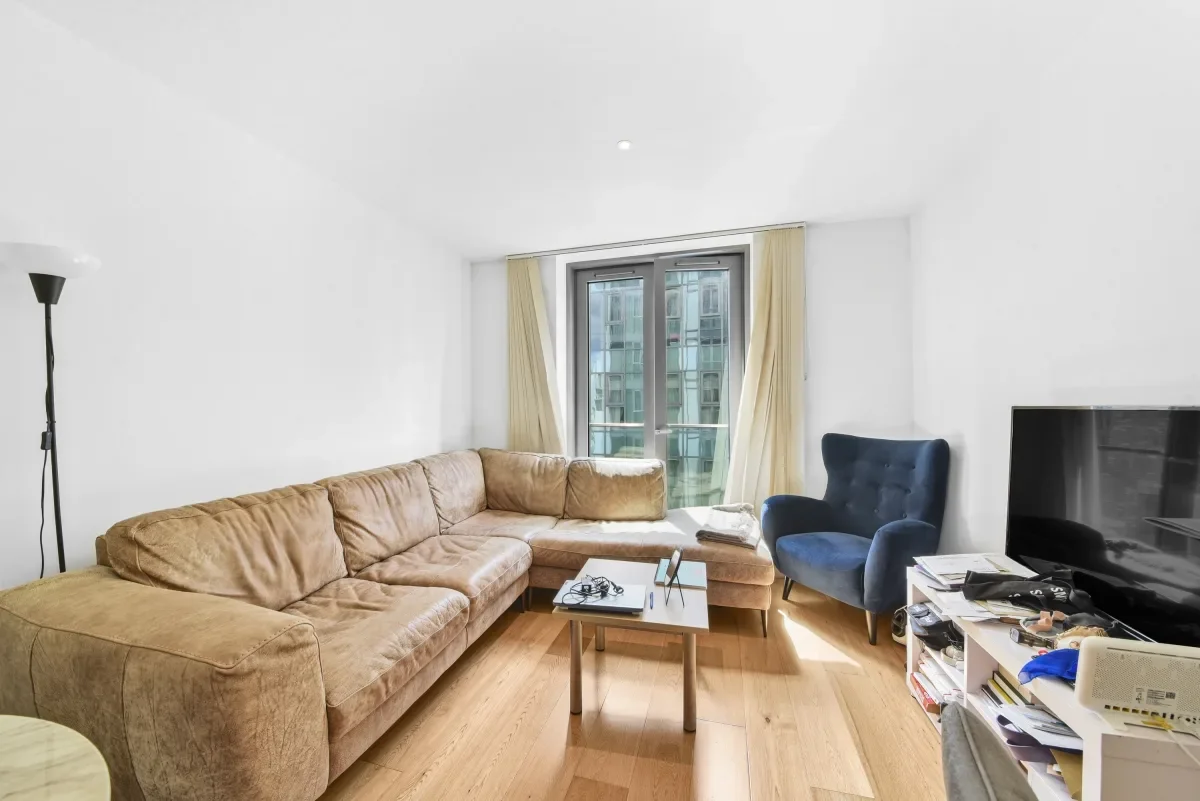 Flat Eastfields Avenue in Greater London