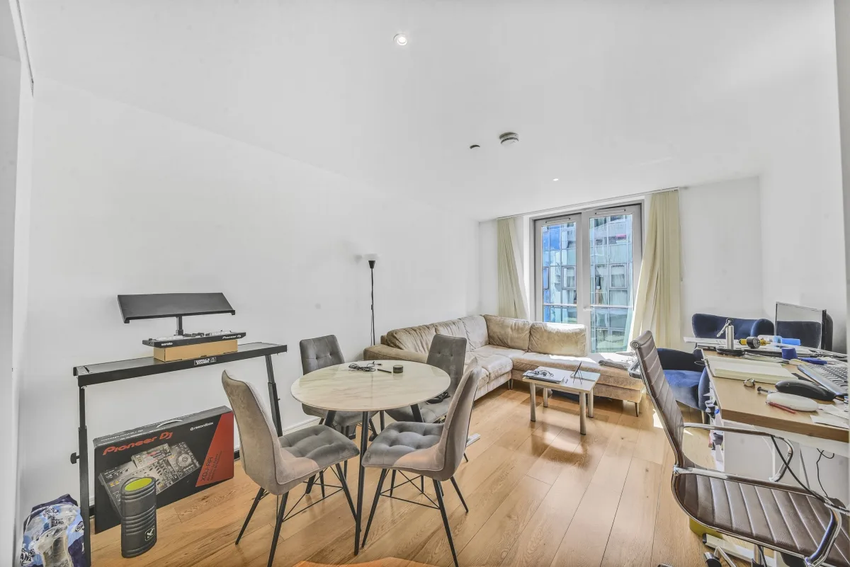 Flat Eastfields Avenue in Greater London