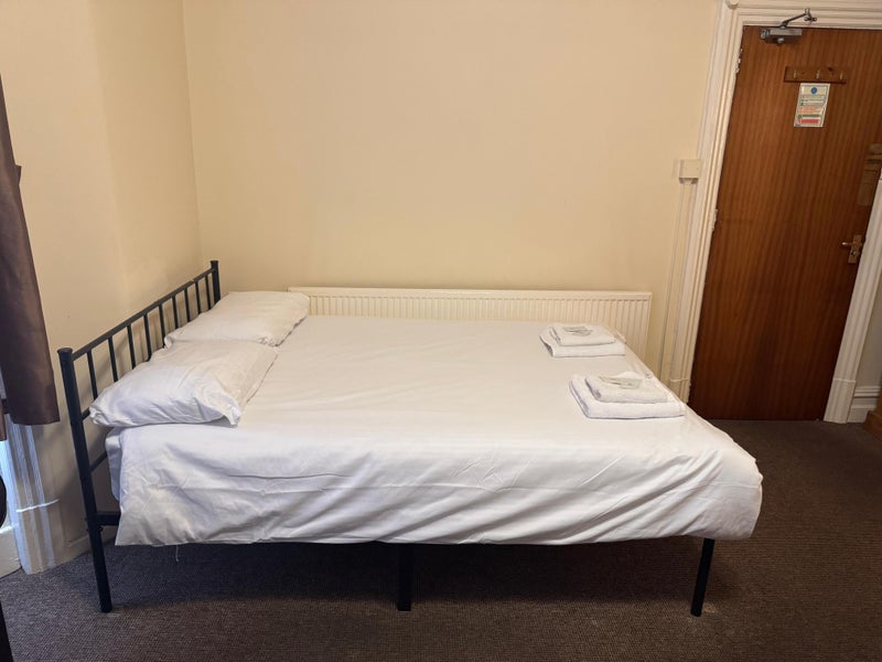 Room Woodfield Road in Blackpool
