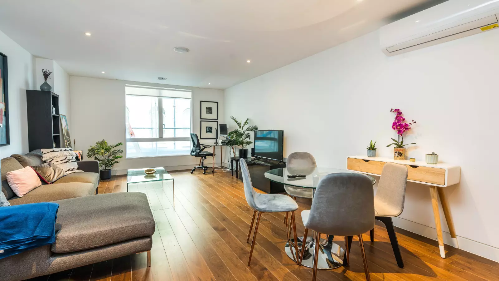 Flat Cowper Street in Greater London