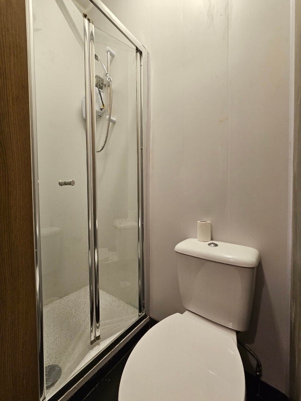 Room High Road Leyton in Greater London