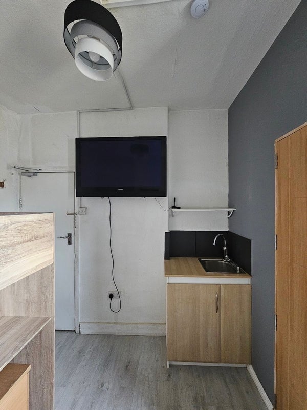 Room High Road Leyton in Greater London