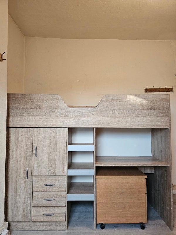 Room High Road Leyton in Greater London