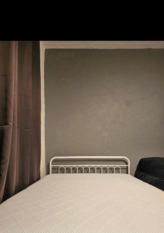 Room High Road Leyton in Greater London