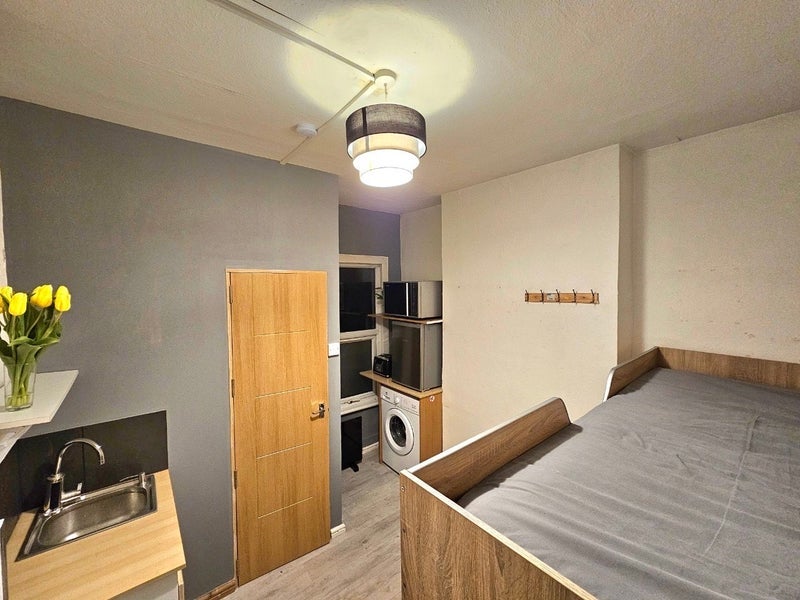 Room High Road Leyton in Greater London