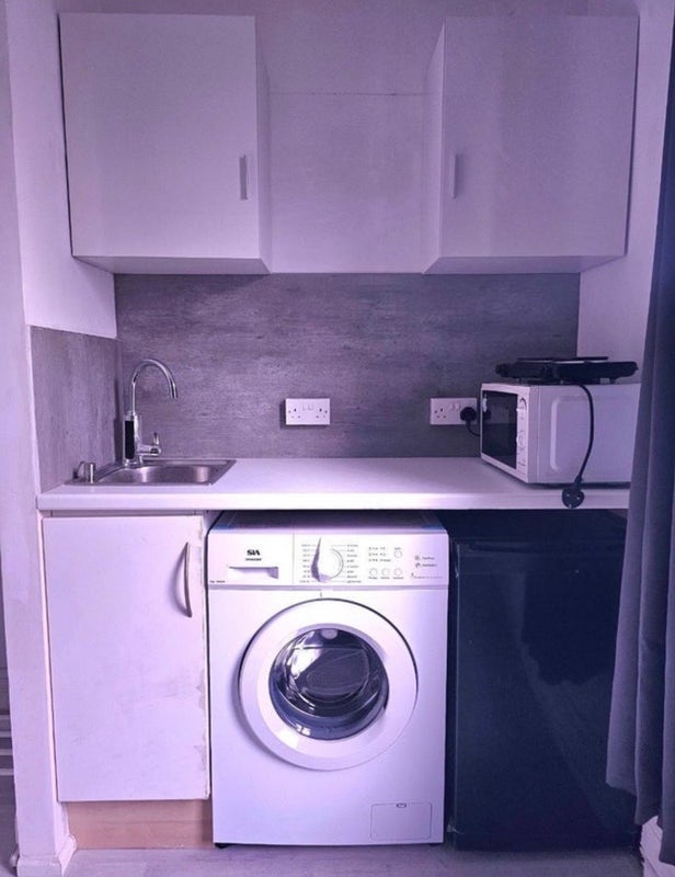 Room High Road Leyton in Greater London