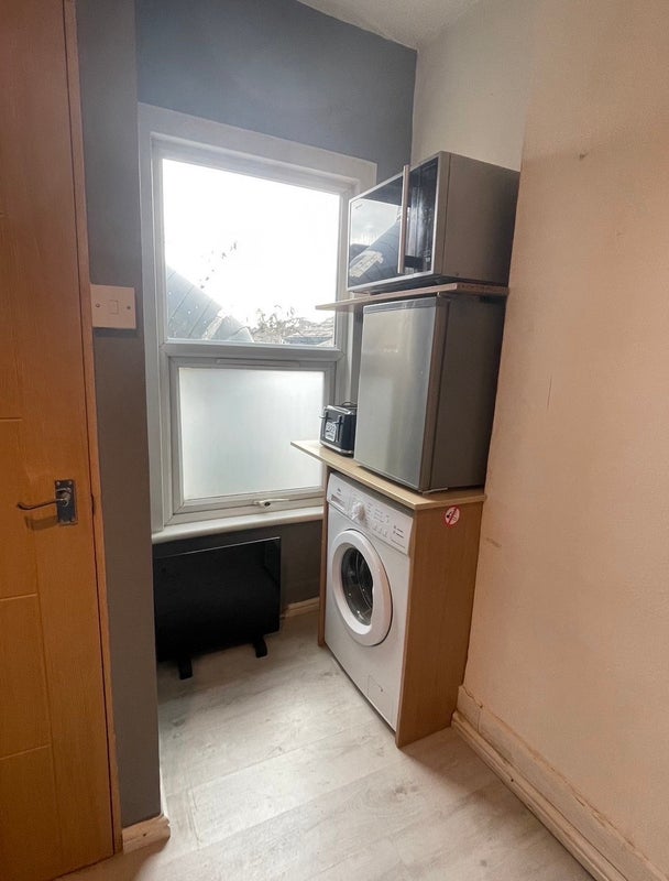 Room High Road Leyton in Greater London