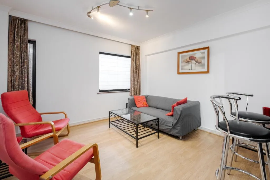 Flat Upper Thames Street in City of London