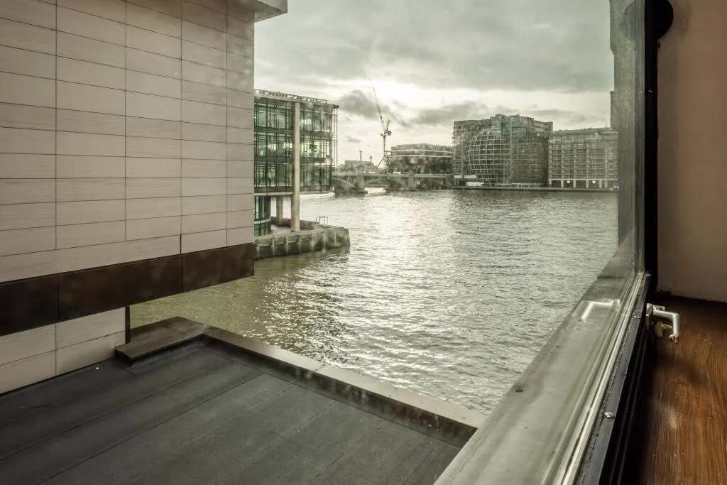 Flat Upper Thames Street in City of London