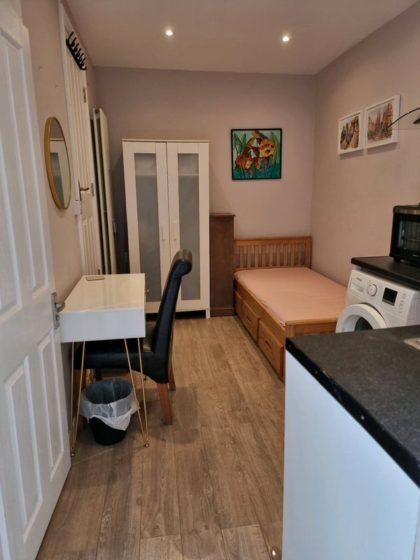 Flat Pierrepoint Road in Greater London