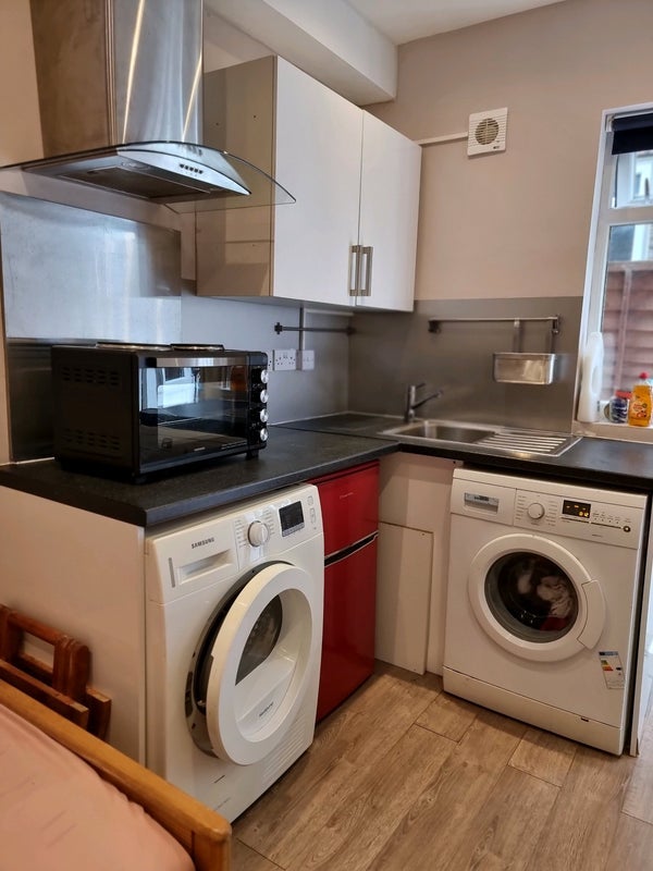 Flat Pierrepoint Road in Greater London