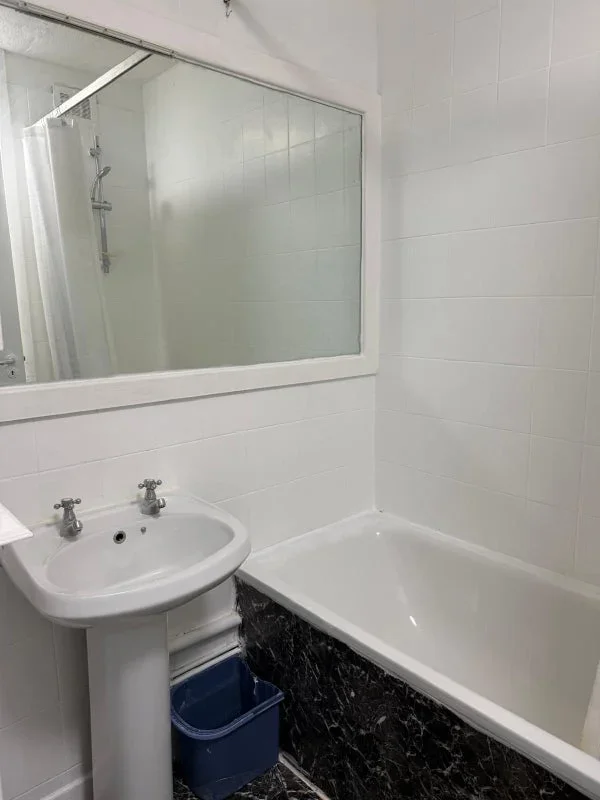 Room Clarendon Road in Greater London