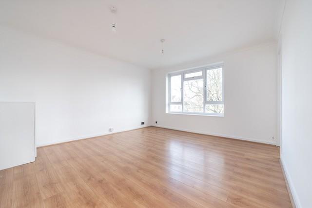 Flat Friern Barnet Lane in Greater London