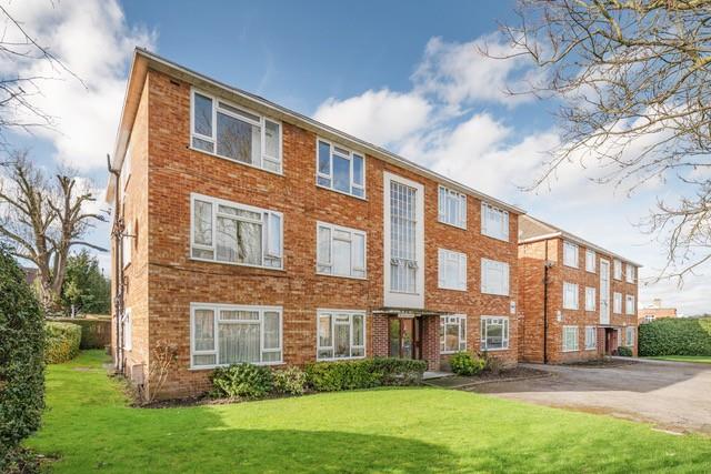 Flat Friern Barnet Lane in Greater London