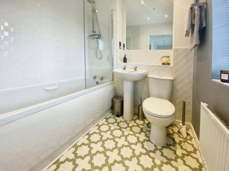 Room Meridian Square in Greater London