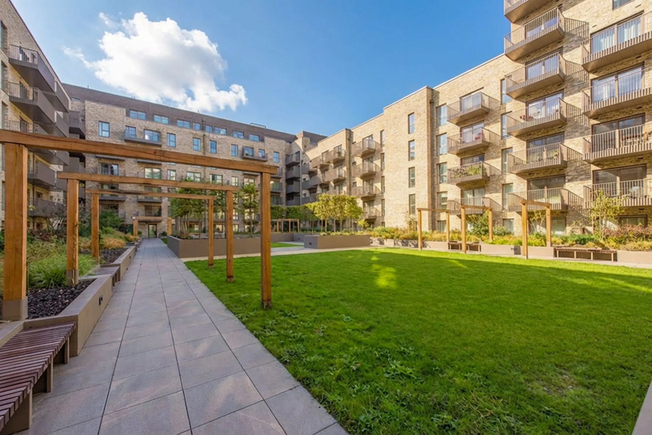 Flat Caversham Road in Greater London