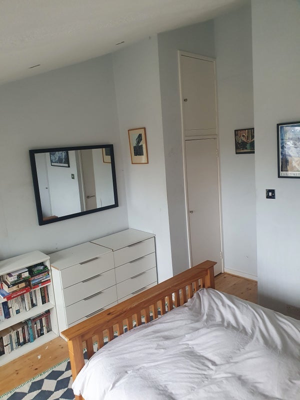 Room Point Hill in Greater London