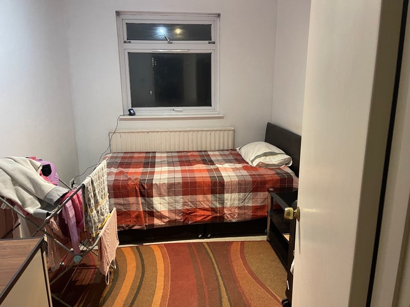 Room Oak Grove Road in Greater London