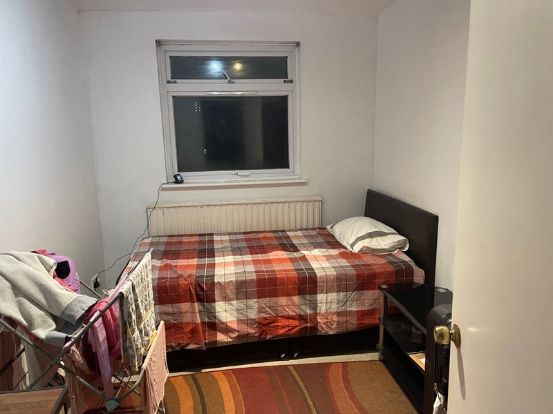 Room Oak Grove Road in Greater London
