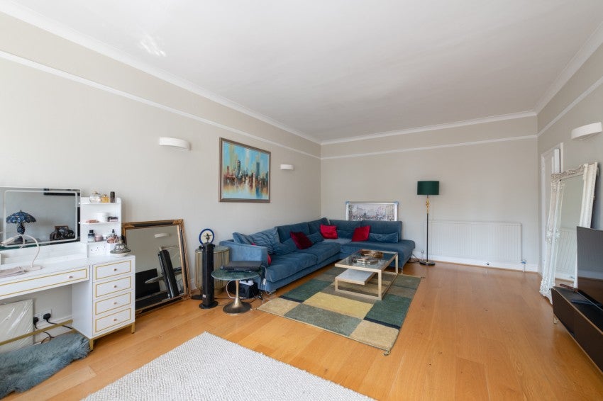 Flat Belsize Park Gardens in Greater London