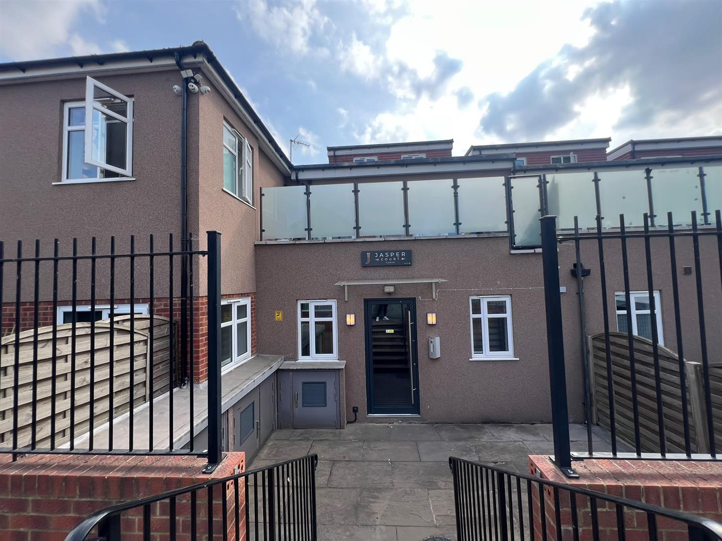 Flat Purbeck Road in Greater London