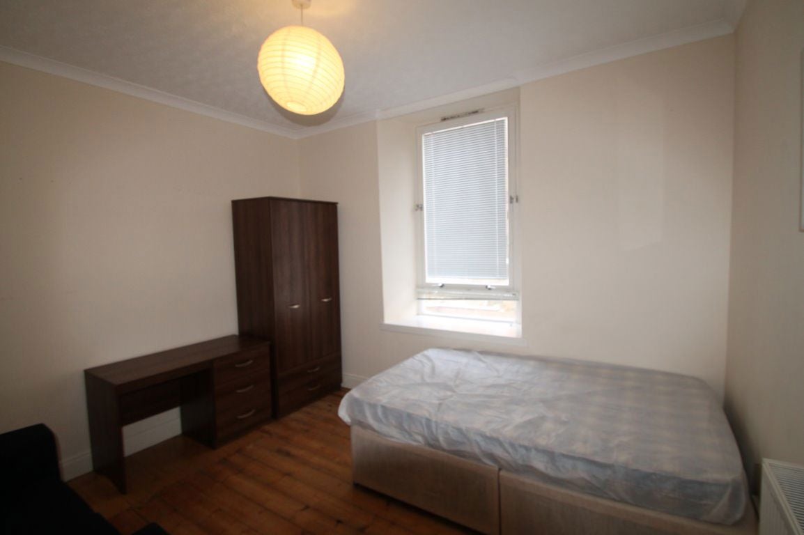 Room Cleghorn Street in Dundee