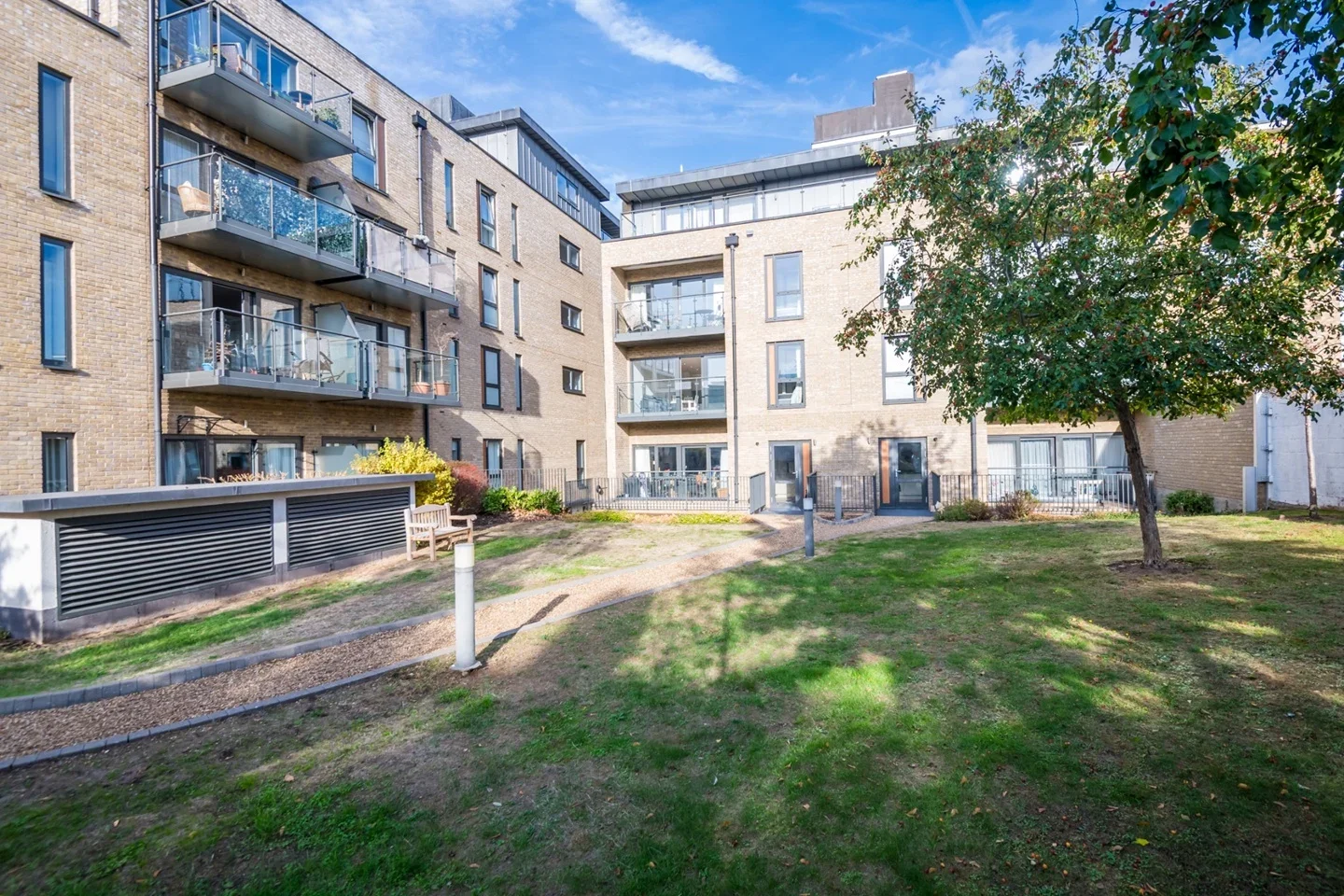 Flat Hartfield Road in Greater London