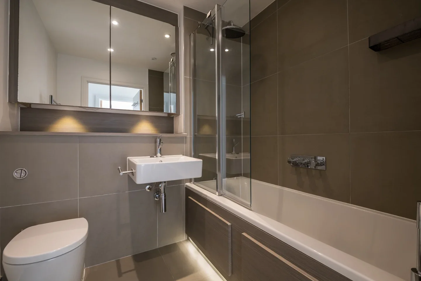 Flat Hartfield Road in Greater London