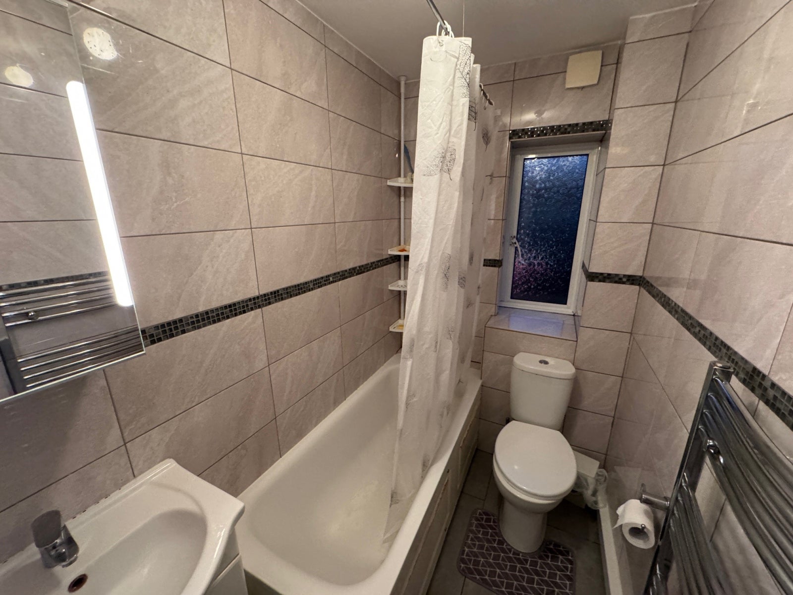 Flat Pembury Court in Greater London