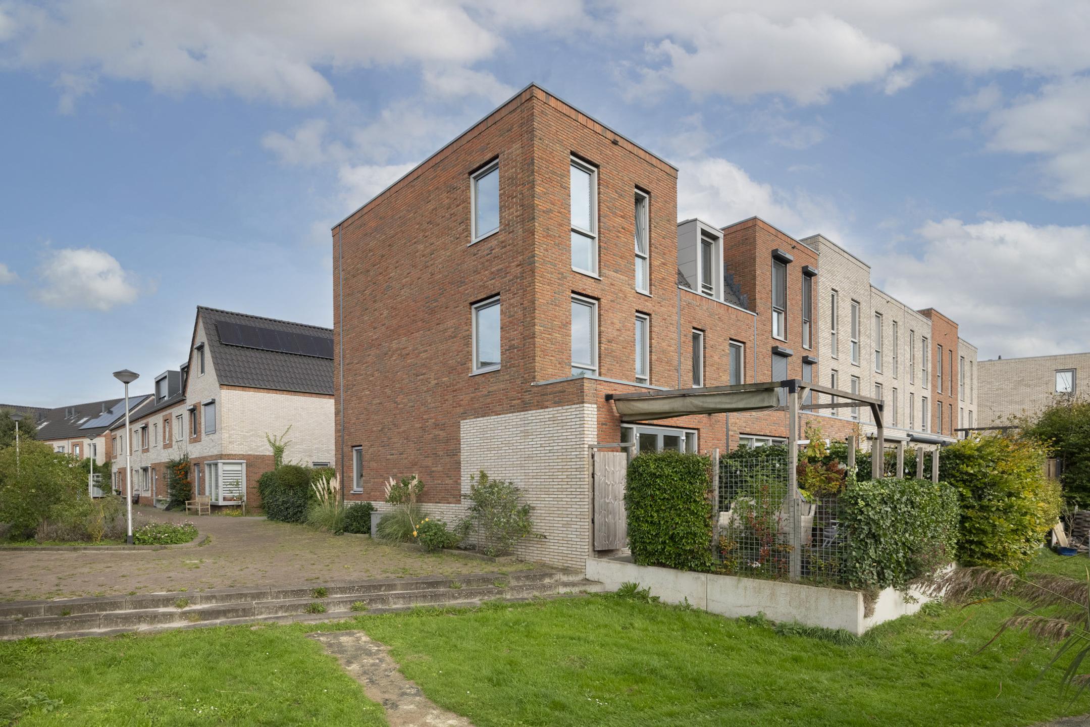 Huis Wout van Vliethof 19 in Weesp