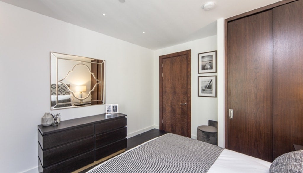 Flat Ponton Road in Greater London