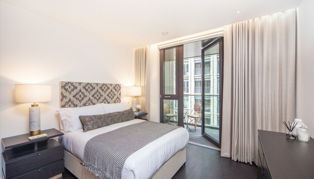 Flat Ponton Road in Greater London