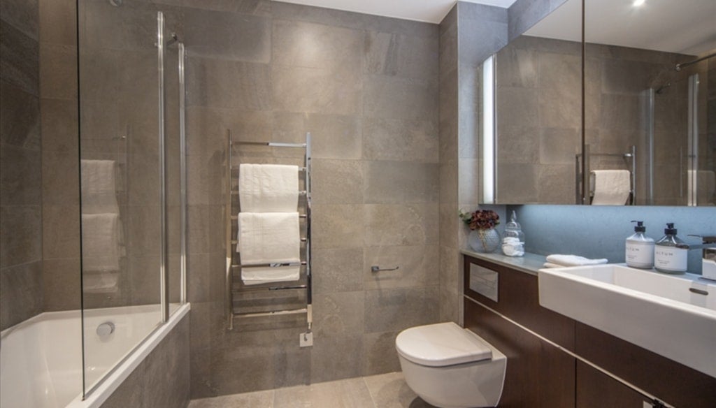 Flat Ponton Road in Greater London