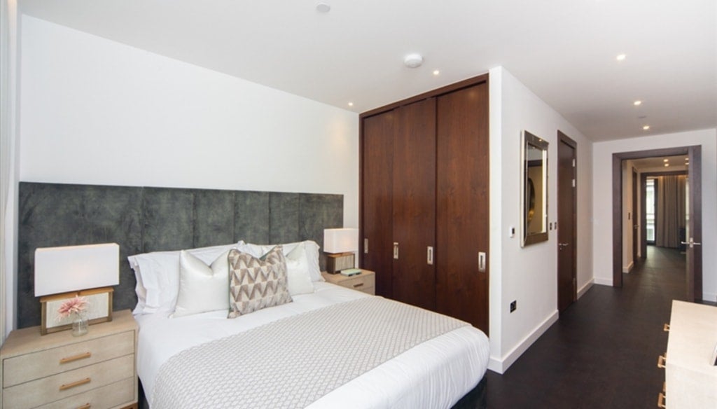 Flat Ponton Road in Greater London