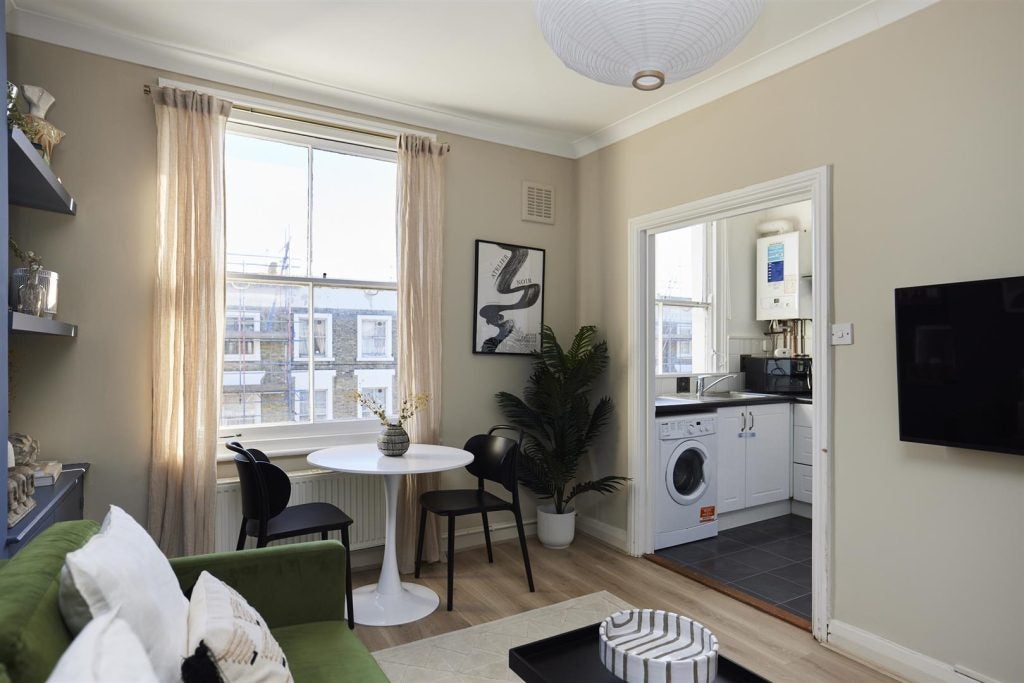 Flat Stanlake Road in Greater London