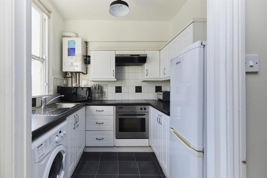Flat Stanlake Road in Greater London