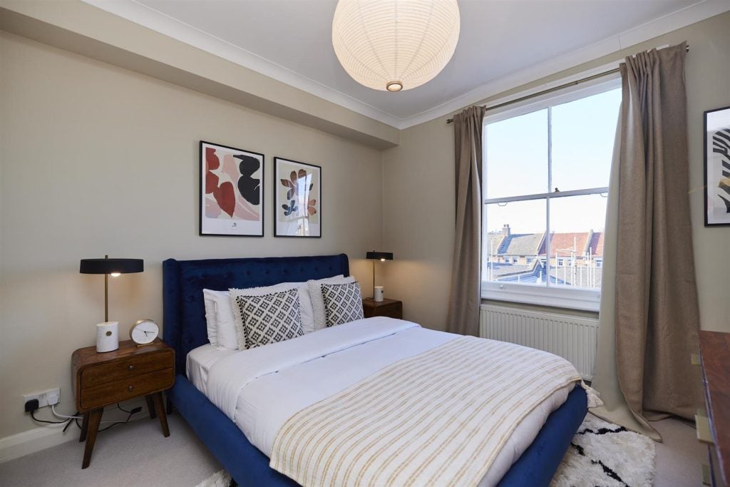 Flat Stanlake Road in Greater London