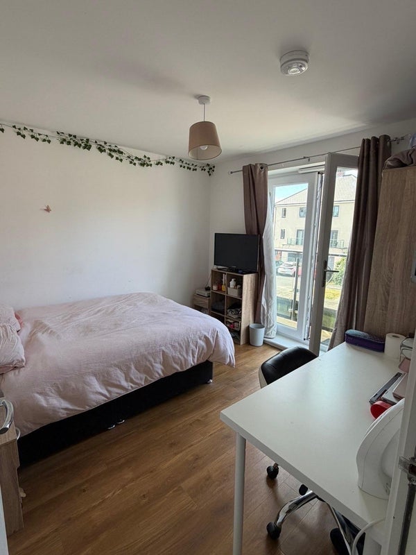 Room Slade Baker Way in Bristol