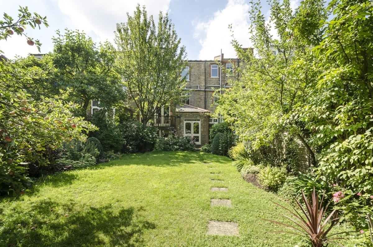 House Rosebery Road in Greater London