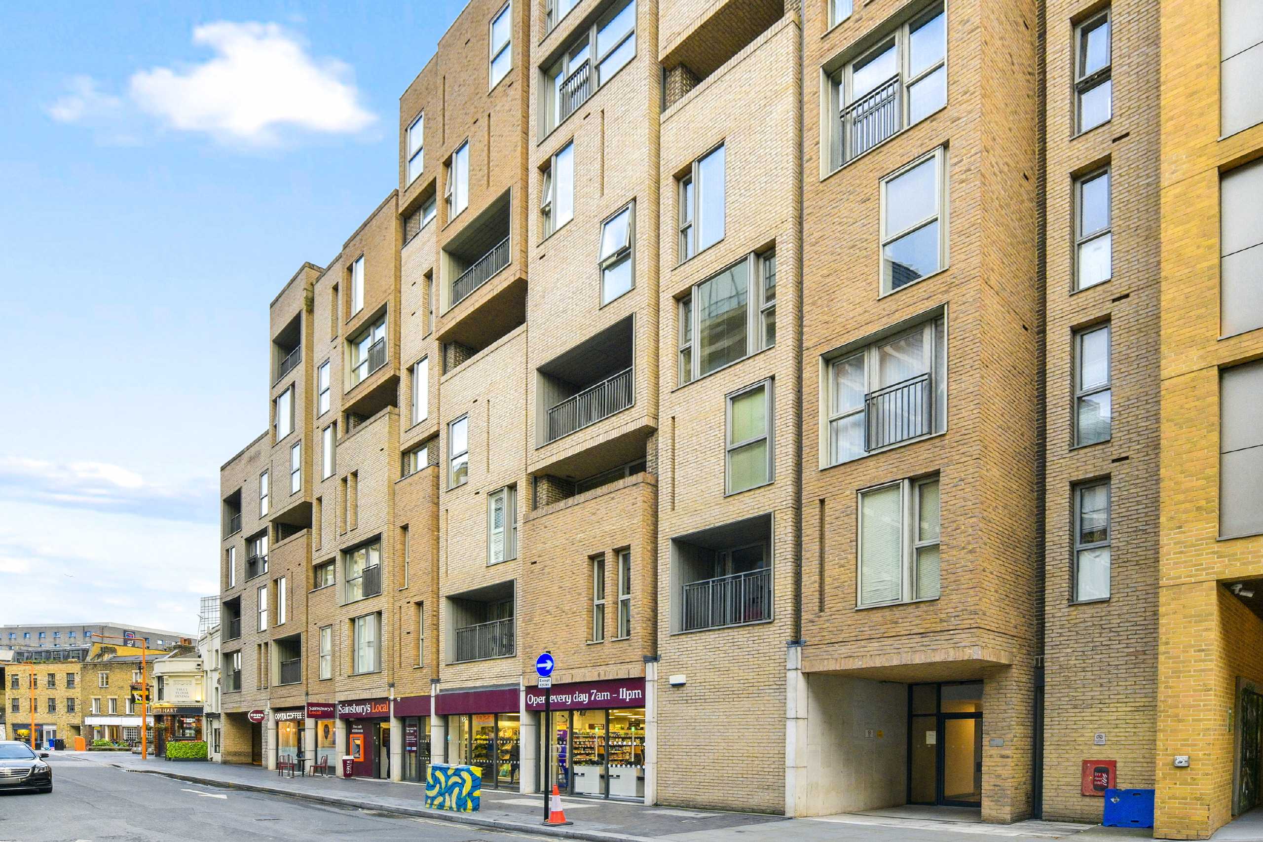 Flat Bear Lane in Greater London