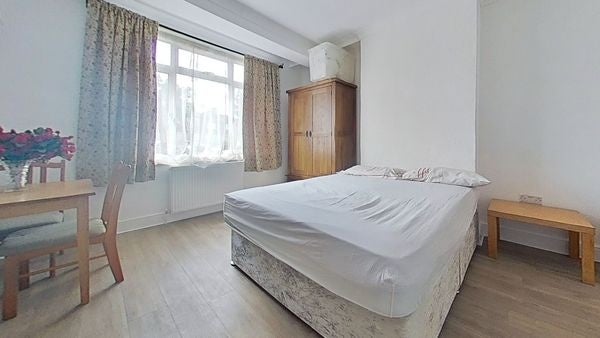 Flat Franklin Crescent in Greater London