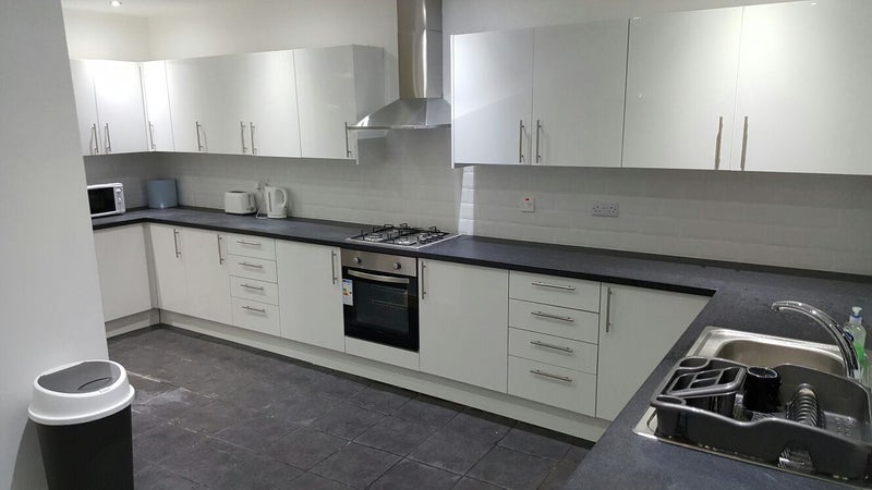 Room Pensnett Road in Brierley Hill